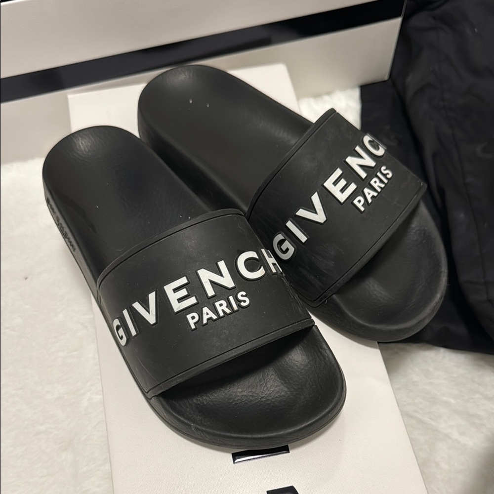Givenchy women’s Black Slides